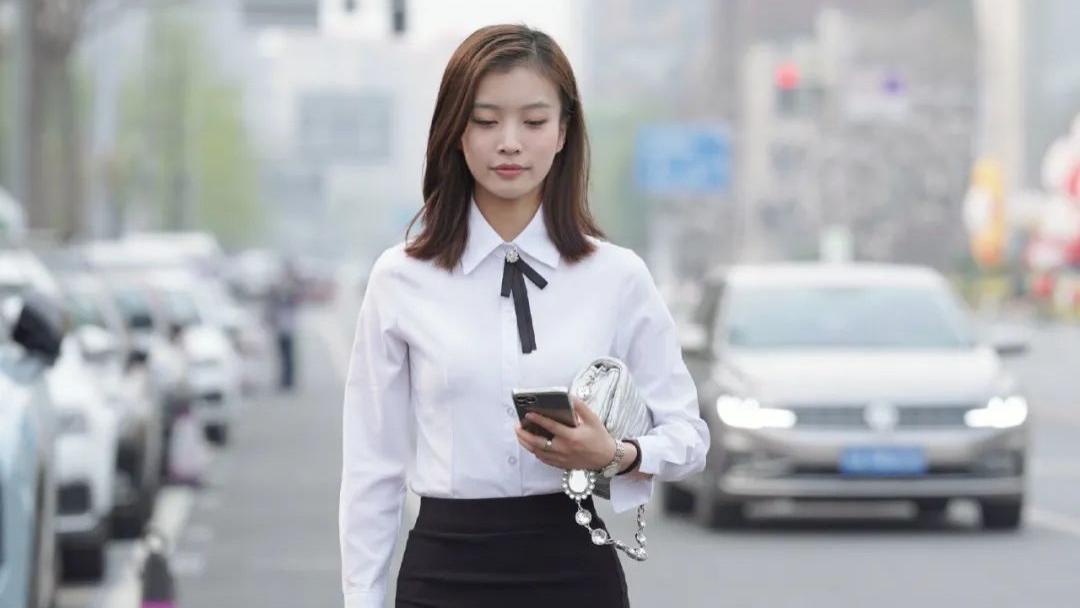 |知性雅致的穿搭，白衬衣搭配半身裙，职场气息浓郁