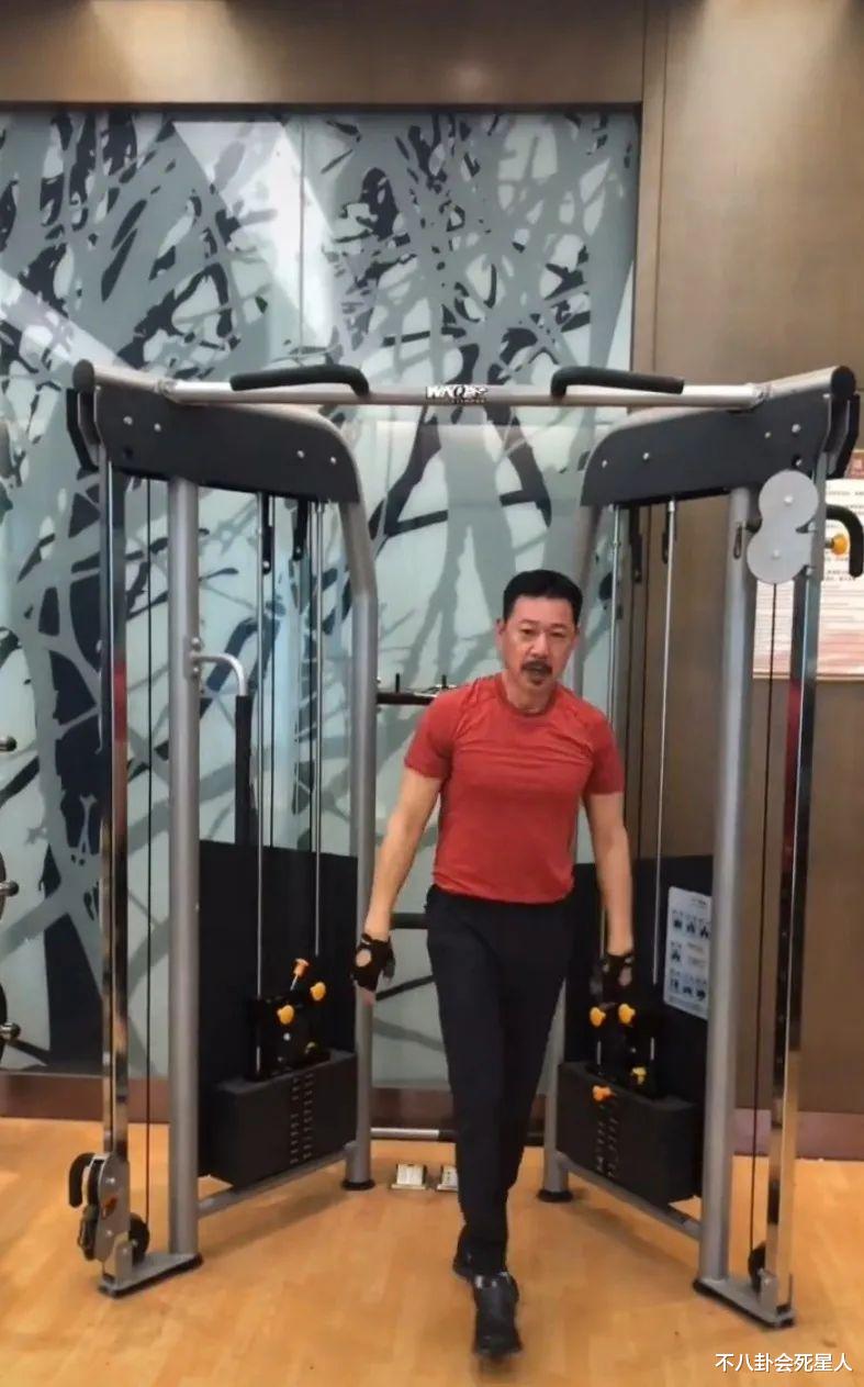 张嘉益|16位内地中老年男星现状,走路直不起腰,头发花白,秃头发福