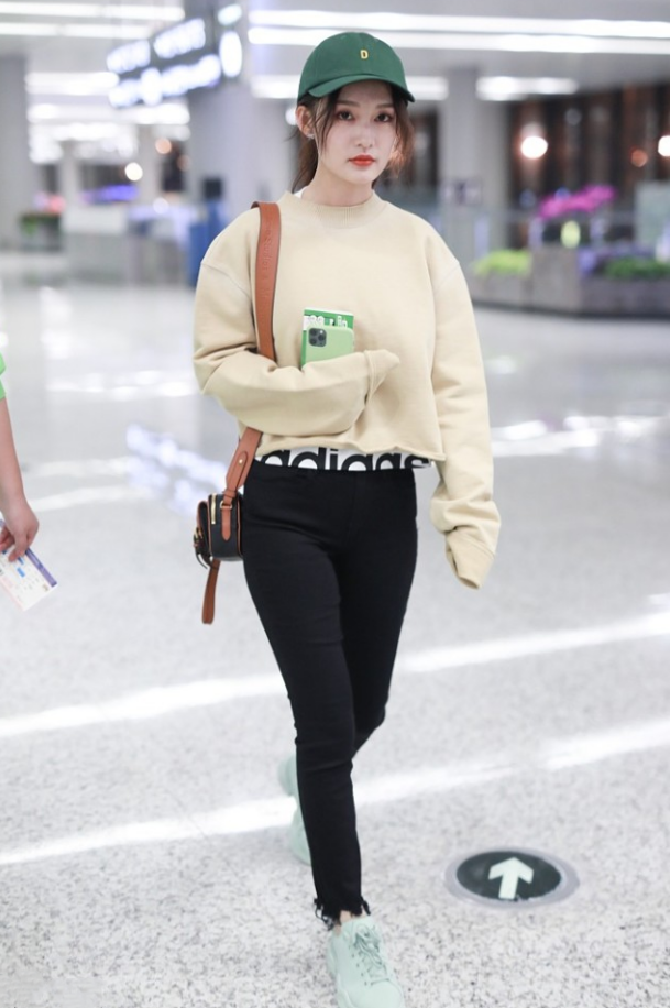 李沁|李沁也有不仙儿的时候，穿卫衣配红唇女人味十足，气质也挺好的