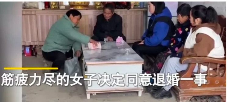 安徽，亳州。女子和男子定亲时女子收了男方20000元彩礼，两年后男方的母亲要求退婚