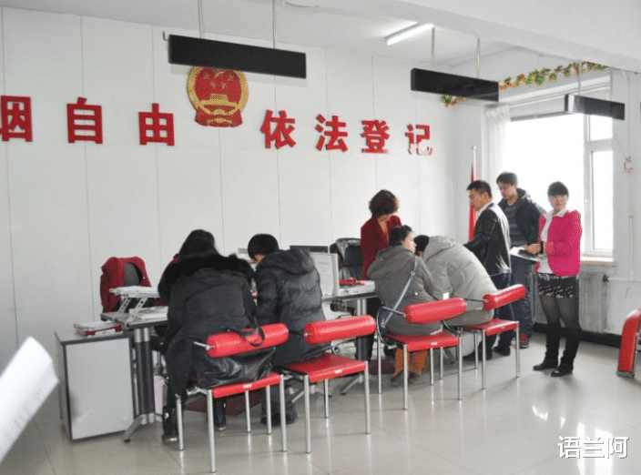 故事:湖南一女子多次出轨被抓,情夫私下挑衅,丈夫冲动喝百草枯