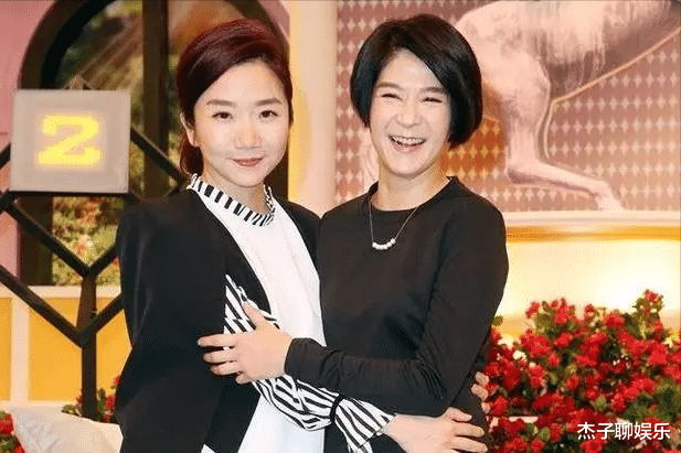 酒吧|53岁袁惟仁成植物人后,前妻带着一双儿女来照顾他,网友:不值得