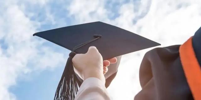 大学|985博士生毕业后吐槽，只因简历上的一行字，被很多公司嫌弃