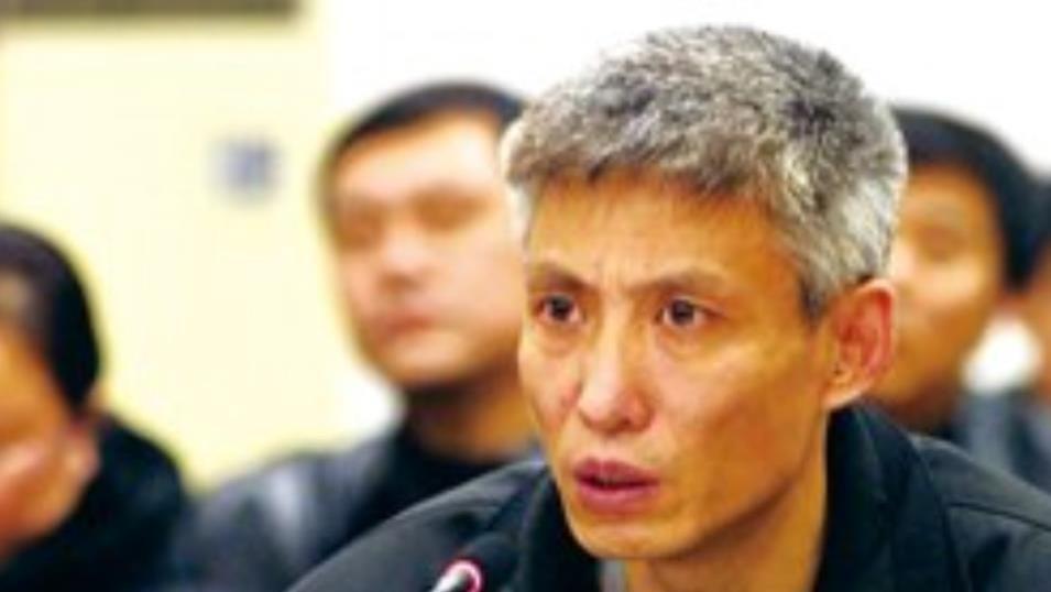 2003年，刘涌在殡仪馆受刑时面色平静，被火化后其妻抱着骨灰痛哭