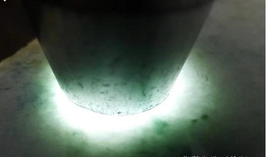 翡翠|13种翡翠原石灯下现原形