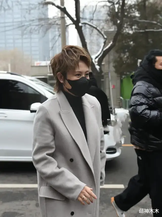 赵丽颖|明星春晚私服太抢眼:宋茜万元大衣似炸鸡,赵丽颖千元外套被吐槽