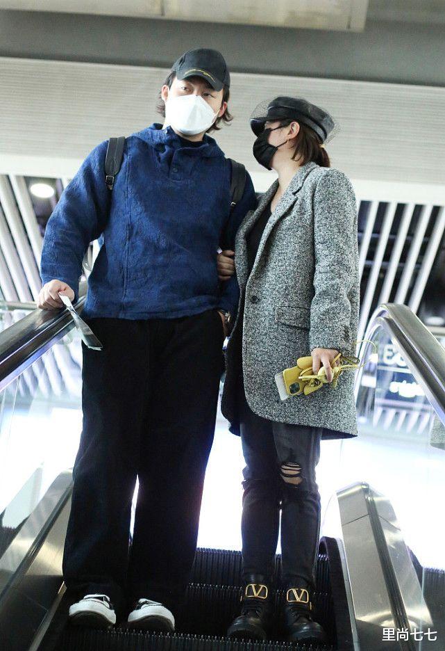 马丽|马丽好会撒娇,机场拉着小11岁丈夫一脸懵懂,霸总打扮却显娇羞感