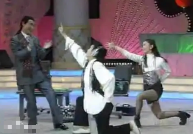 春晚|历年春晚九大神仙舞台!赵丽蓉意外摔倒跪地,李谷一连唱九首歌