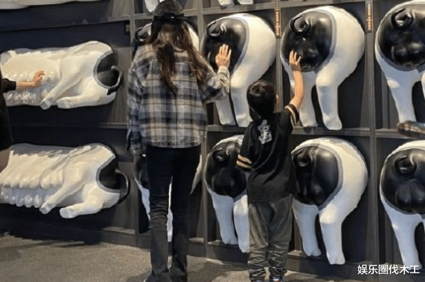 黄晓明|黄晓明带娃零交流引争议!baby独自忙着夜店嗨,小海绵自顾自玩闹