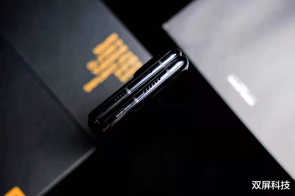 摩托罗拉|2K+全面屏+5020mAh+立体四扬声器，折叠屏手机售价亲民