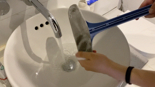 纱窗脏了难清洗?学我这样做,不拆纱窗,污垢灰尘哗哗掉!