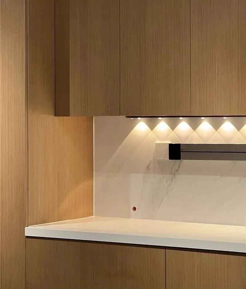 一个好的餐边柜,不仅重收纳,布灯都有讲究,绝不许拉挎整屋档次