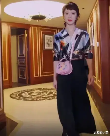 金巧巧|金巧巧高调直播亮相！金巧巧直播间穿着一袭粉色的祺袍