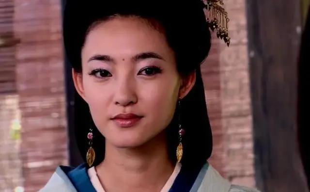 美丽 告别烟熏妆不要“紫”嘴唇，这些明星告诉你“黑化”无需外物，一个眼神就够了