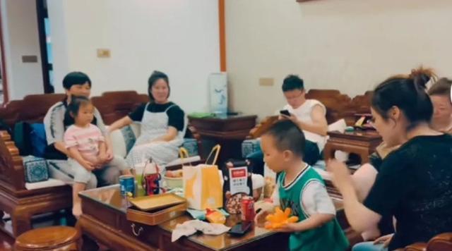 三轮车|熊磊直播人气惨淡发全家福，郭威开三轮车，田静有钱还回村干农活