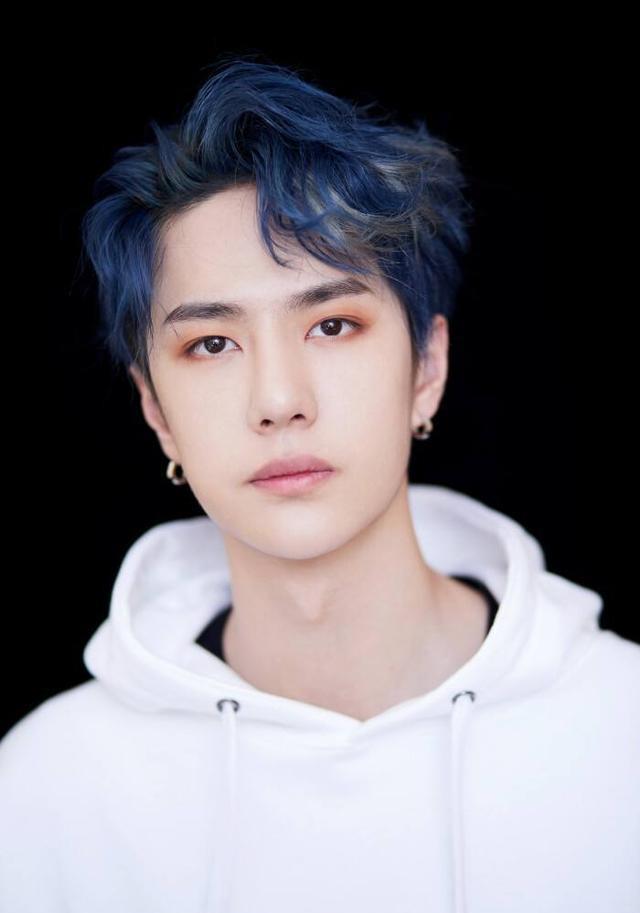 王一博|王一博一大早飞上海，全黑运动装很酷帅，走路一瘸一拐受伤了？