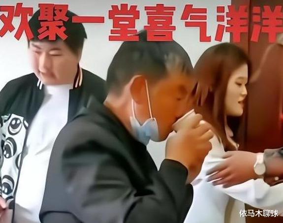 朱之文|曝大衣哥在儿子订婚后接商演,朱小伟拎包当助理,网友:丢人现眼