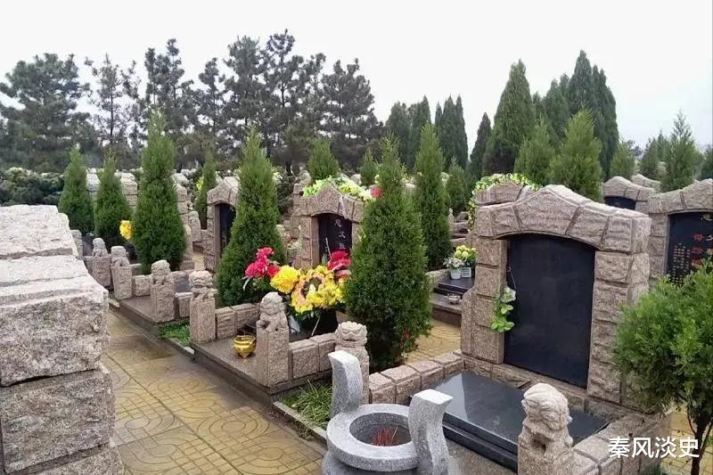俗语“坟边长竹需迁坟,坟前两物成富人”,暗指什么,两物是啥?