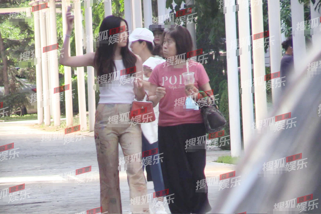 李嫣|李嫣和4个月妹妹首同框！全程与奶奶并肩热聊，海哈金喜小跑跟上