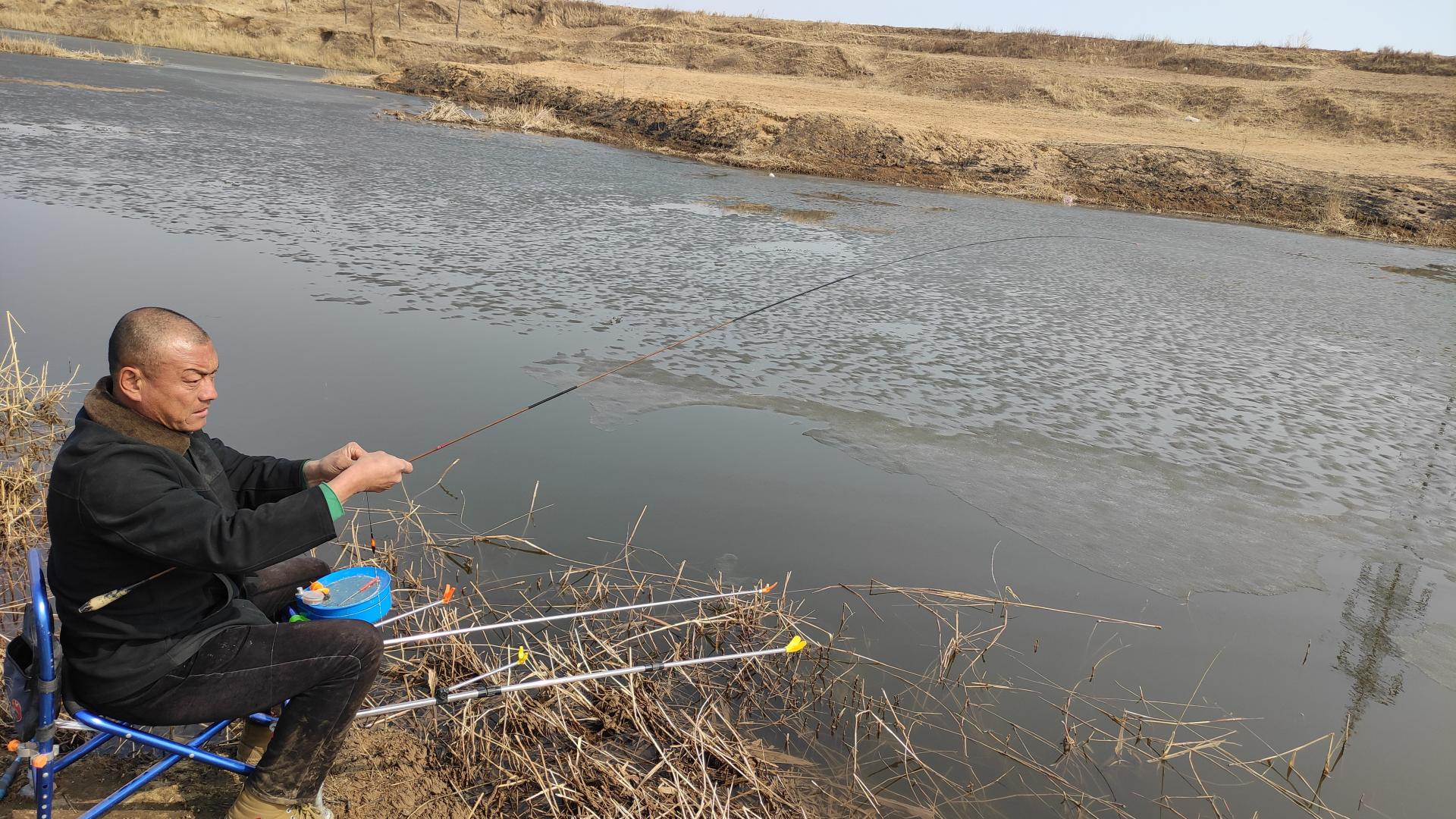 |冬季野钓几十人空军，这老大爷却连竿上鱼，秘诀告诉你你也不敢用