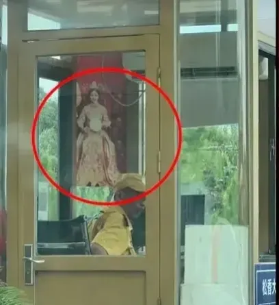 一女子在结婚两年后,无意中经过以前结婚办酒席的酒店楼下,没想到却看到了自己当年结婚的迎宾照!