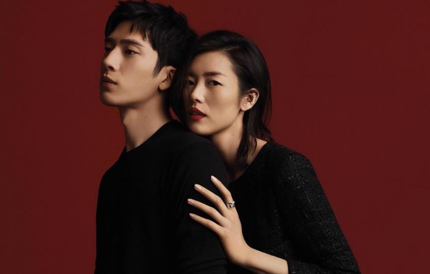 刘雯|网友偶遇井柏然刘雯约会，高质量情侣穿搭时髦，牵手逛街氛围超甜