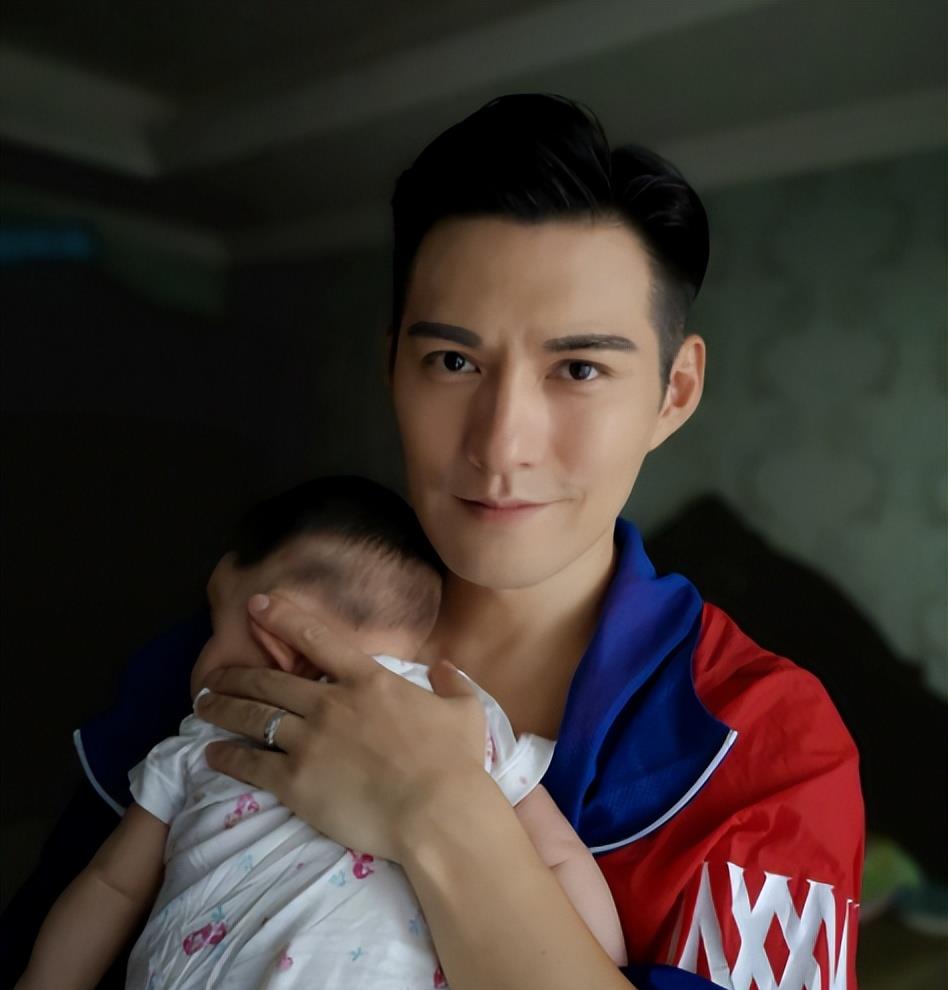 严屹宽|杜若溪豪宅内做蛋糕!女儿眼睛超大太可爱,严屹宽吃边角料好心酸