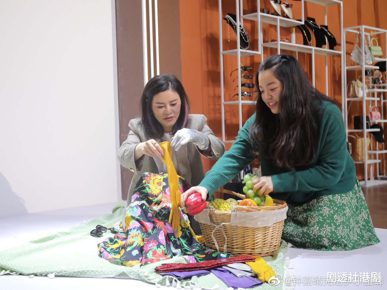 |钟镇涛爱女母亲节表白继母，晒昔日母女亲密合照，忽视生母章小蕙