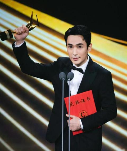 朱一龙|朱一龙大步跨向实力派演员，新电影《消失的她》何非复杂且丰富