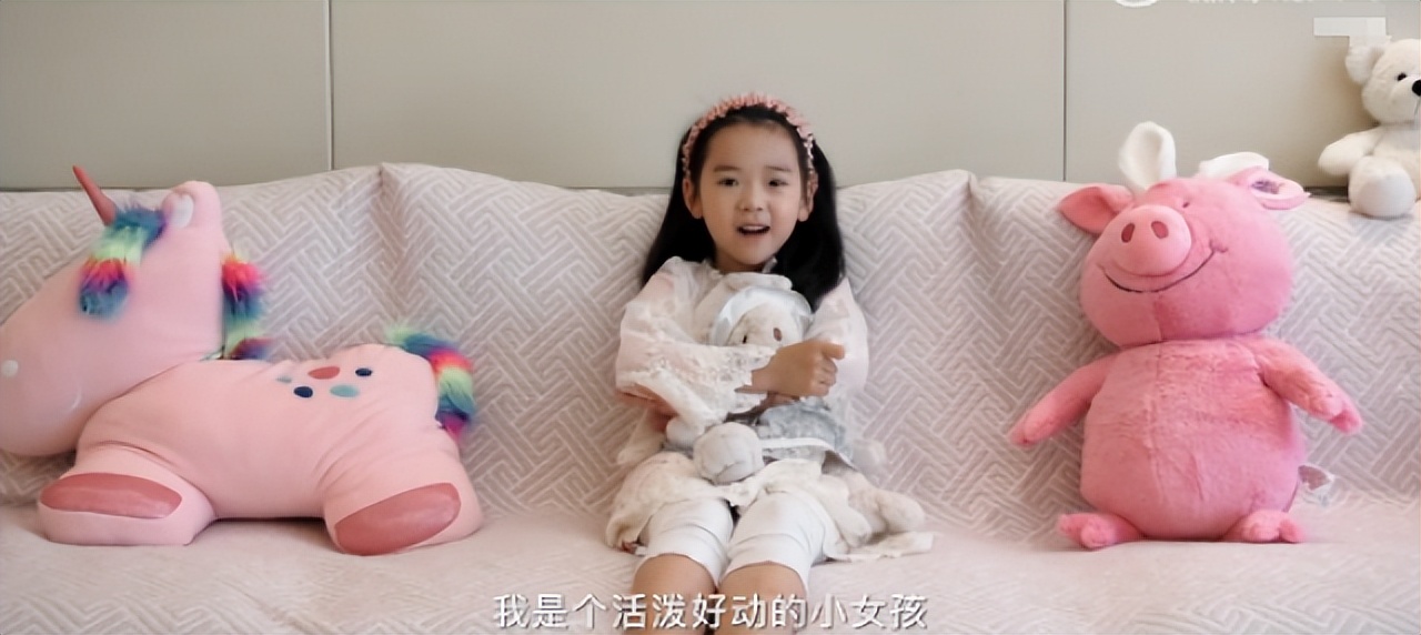 董璇|董璇为爱女庆生，小酒窝长大后想当空姐，高云翔扮牛仔弹吉他出镜