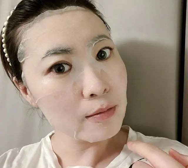 护肤 50岁女人如何“有效护肤”？别再跟着年轻人“抹脸”，难怪效果差