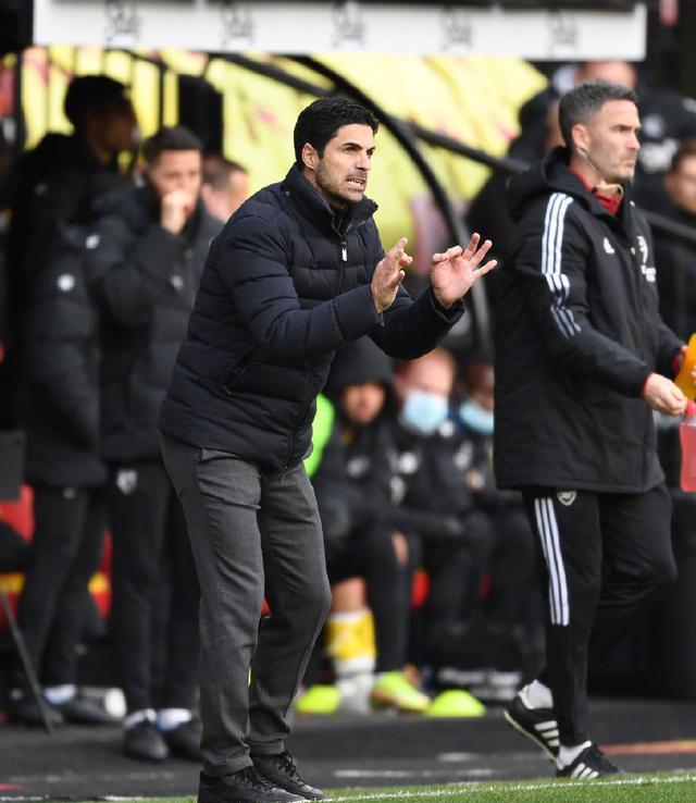 英超|3-2，C罗曼联太难了！英超豪门爆发，狂轰16脚+4轮12分，争四乱了
