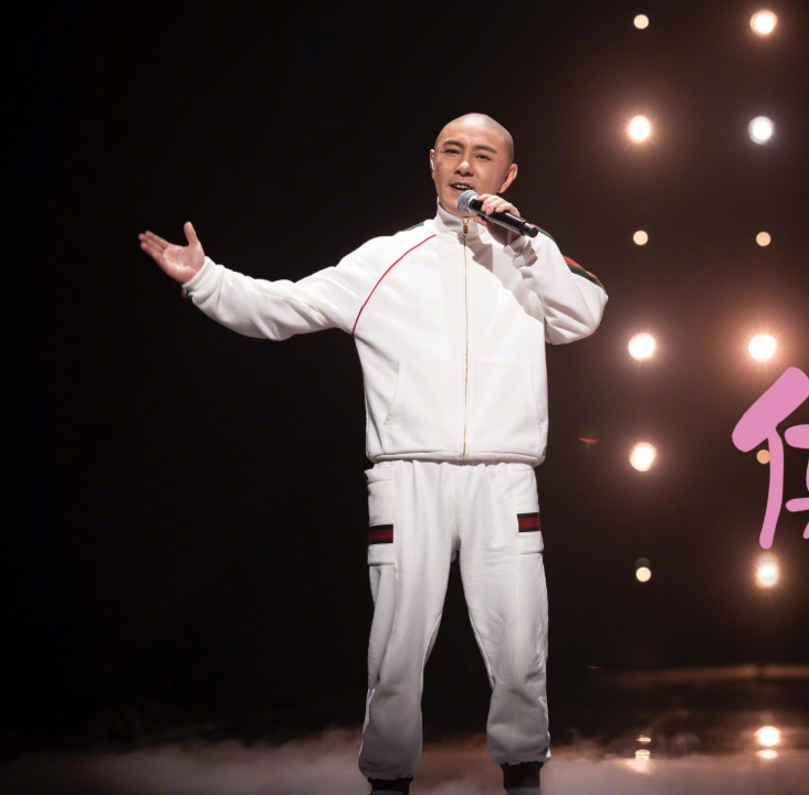 张卫健|男歌手被捕画面曝光?张卫健躺枪登上热搜,网友:他身材没那么高