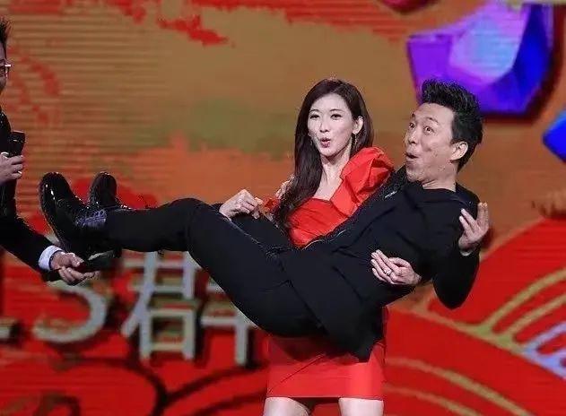 迪丽热巴|明星公主抱对比,罗云熙抱白鹿要吊威亚,迪丽热巴抱杨幂转圈圈