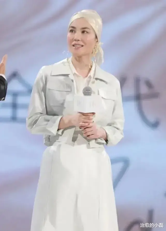 王菲 王菲太任性了！裹着头巾代替发型，既偷懒又有气质，五官精致身材高挑
