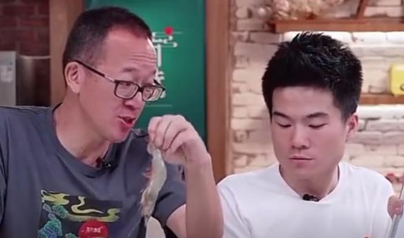 董宇辉|董宇辉脱口成章疑作假，直播间惊现提词器引争议，霸气回应显格局