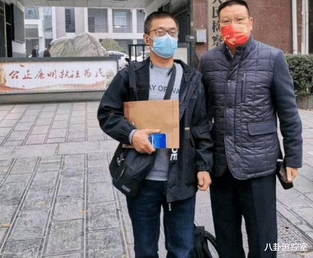 转笔|民转刑有望？李圣再现直播间，转笔动作暗示结果，网友：老杜慌了