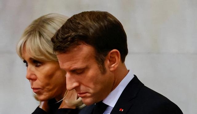 埃马纽埃尔·马克龙|参加女王葬礼穿运动鞋,跟丈夫全程在秀恩爱,布丽吉特不懂礼仪