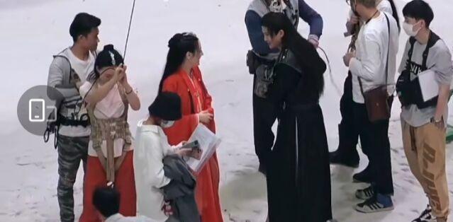 片场|驭鲛记：任嘉伦在片场变话唠，忍不住加肢体动作比划，热巴静静看