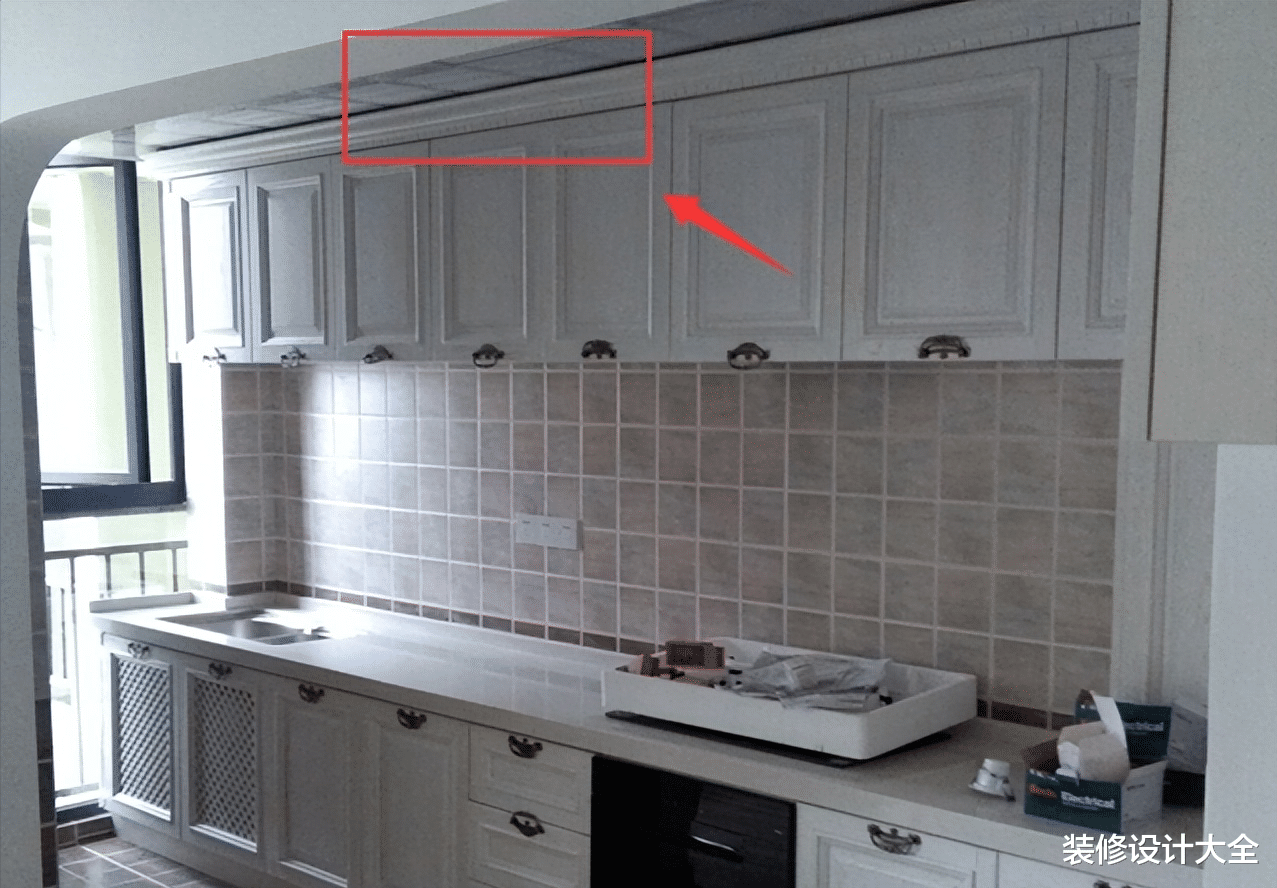 师傅刚把两家的橱柜做完，一家很满意一家心里却很不平衡！