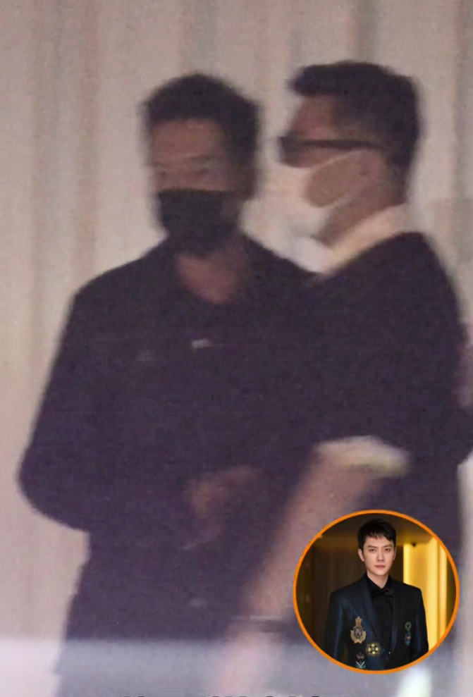 冯绍峰|44岁冯绍峰深夜醉酒,紧拉导演手不放还拥抱,疑向其求资源显卑微