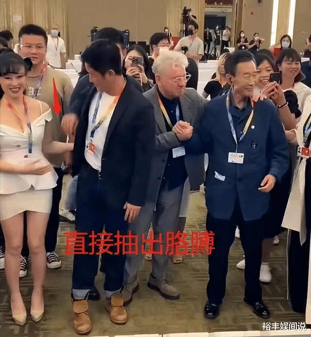 吴京|挽手吴京女嘉宾私照曝光!身材火辣不惧流言蜚语,曾与侯耀华合影