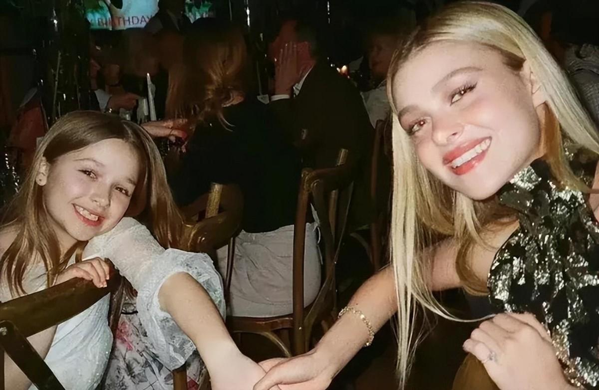 哈珀·贝克汉姆|11岁的贝小七，和贝克汉姆在游轮上，父亲搂着她的肩膀，亲她的脸蛋