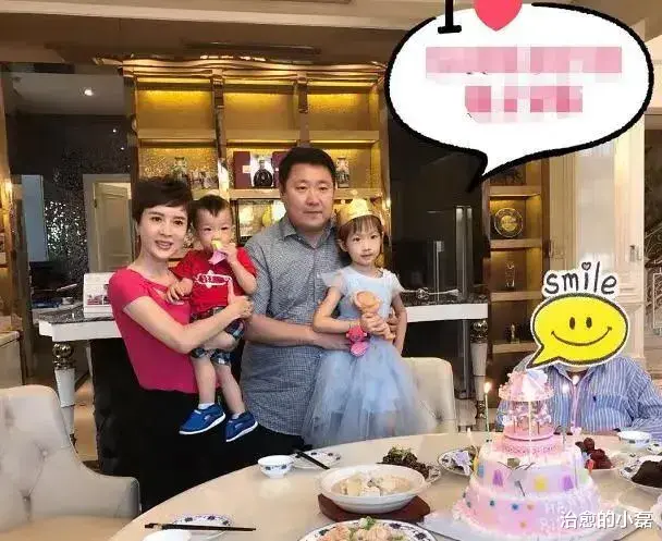 金巧巧|金巧巧高调直播亮相！金巧巧直播间穿着一袭粉色的祺袍