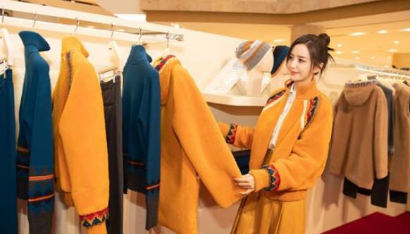 佟丽娅|佟丽娅罕见现身菜市场，捋起袖子选水果，虽然衣着普通但颜值抢镜