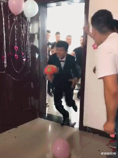 “又是赔钱白干的一天啊！”有人说小车要负全责，诸位怎么看？哈哈哈