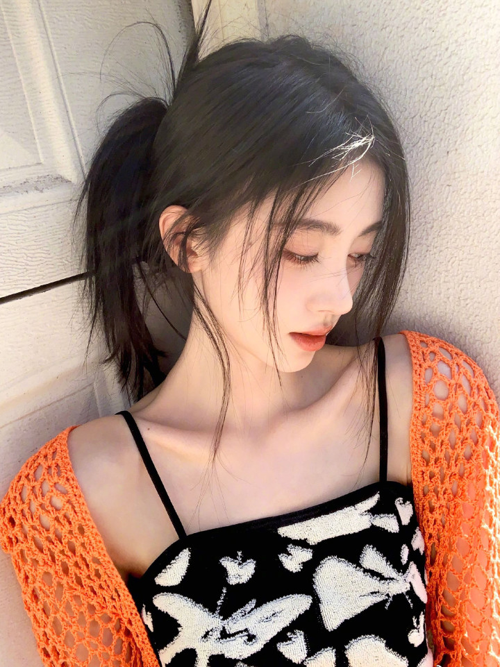 张艺兴|鞠婧祎春天拍美照,穿吊带衫显腰,清纯欲抢镜