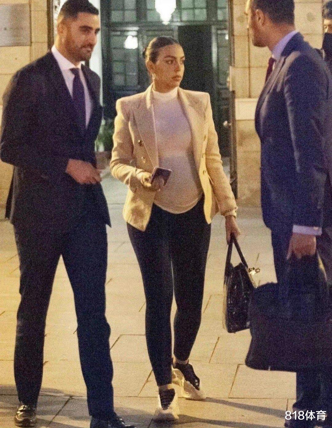 |排面! C罗女友乔治乘私人飞机马德里出差, 双胞胎保镖护驾+帮拎爱马仕包