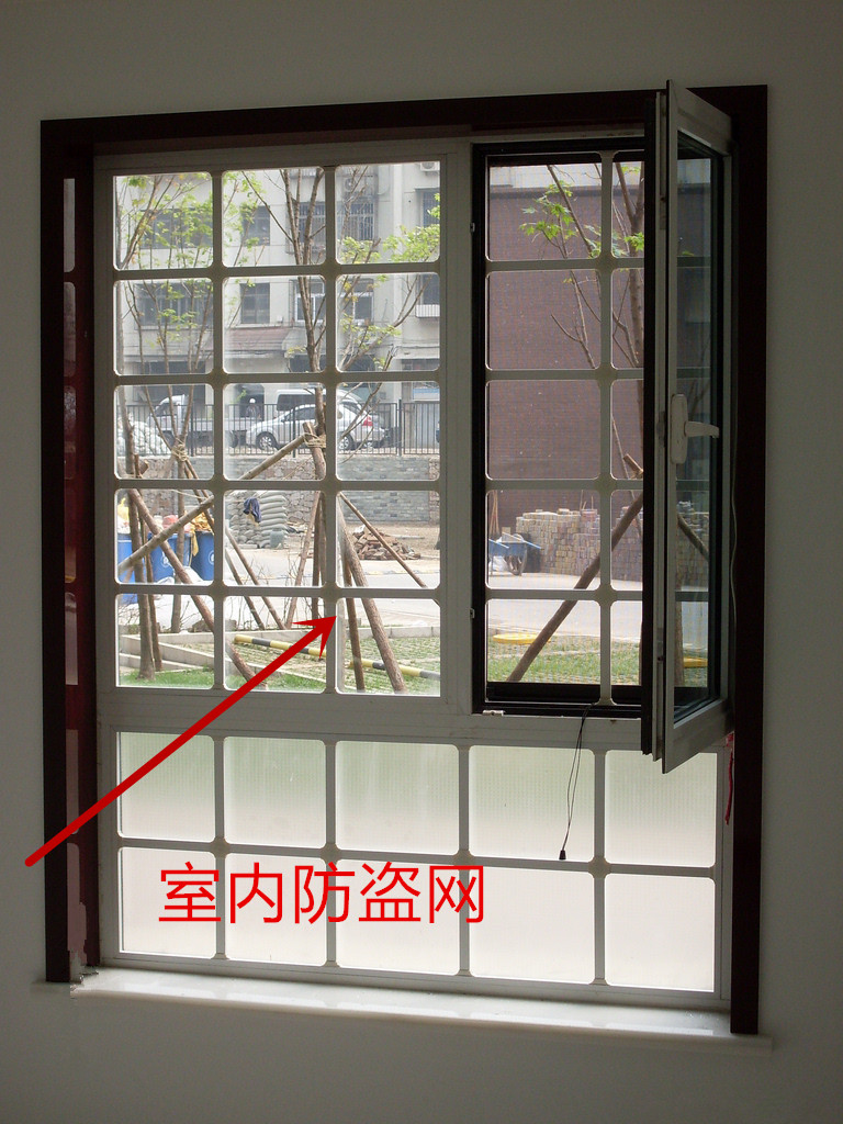 邻居家把防盗窗装在窗户内侧,防盗性能更好,物业无话可说!