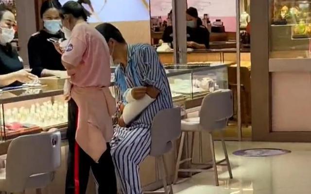 男子打着石膏陪老婆去买首饰,网友:你猜他的胳膊是怎么断的